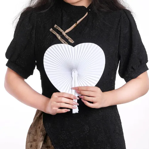 Vista 7 de Yolyoo 24 abanicos de boda blancos plegables de papel con forma de corazón con mango de plástico para fiestas de cumpleaños, suministros de verano