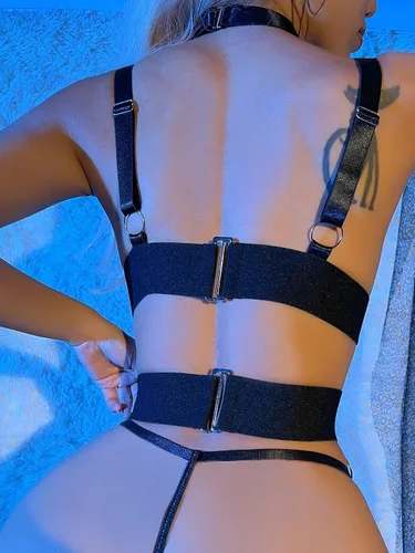 Vista 2 de WDIRARA Conjunto de lencería de 5 piezas para mujer con tiras de encaje y cintura alta con aros