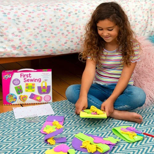 Vista 4 de Galt Toys, primer kit de costura para niños, kit de manualidades para aprender a coser DIY, para niños de 5 años en adelante