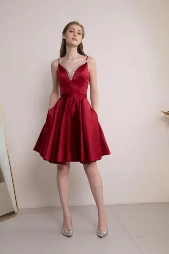 Vista 5 de yinyyinhs Vestidos de satén para adolescentes, tirantes delgados, vestido corto de graduación, cuello en V, con cuentas, vestido de cóctel