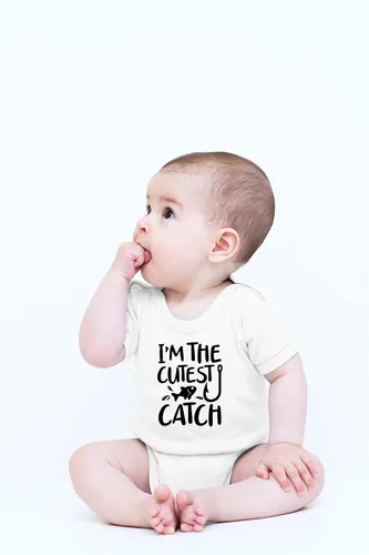 Vista 10 de CBTwear Traje de bebé con texto en inglés «I'm the Cutest Catch», adorable mameluco para niño y niña, divertido y lindo traje infantil