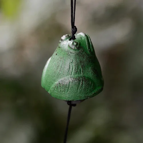 Vista 33 de Juego de 2, campanillas de viento pequeñas de la suerte tradicionales japonesas para exteriores, campana de viento de templo bendito de hierro