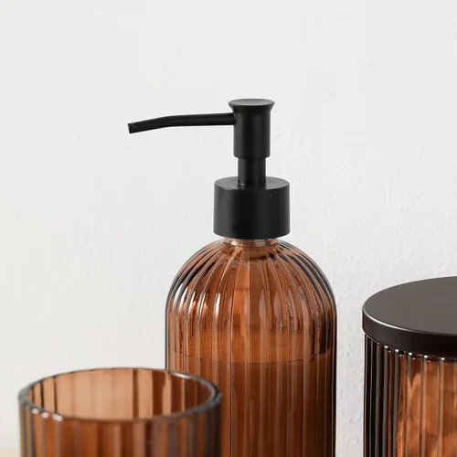 Vista 4 de Juego de 4 accesorios de baño de vidrio pesado con patrón decorativo prensado, incluye dispensador de jabón de mano, vaso, jabonera y soporte