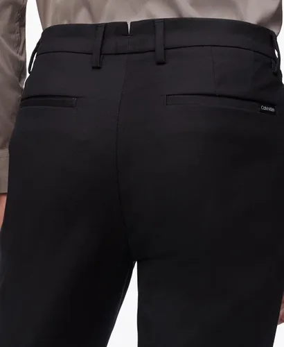 Vista 3 de Calvin Klein Pantalones chinos modernos elásticos resistentes a las arrugas para hombre en corte ajustado