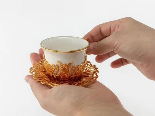Vista 9 de Alisveristime Juego de tazas de café turco, porcelana blanca y metal de zinc con motivos turcos, 6 tazas y platillos (dorado)