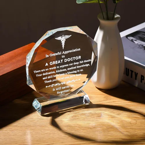 Vista 4 de Regalos de médico Movdyka para hombres y mujeres, recuerdos de vidrio, regalos apreciados para médicos grabados con láser, los mejores regalos