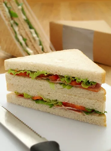 Vista 3 de PacknWood - 209KCK7212 - Cajas en forma de triángulo - Caja de sándwich triple Kraft con ventana - Cajas de papel reciclable para almuerzo - Caja