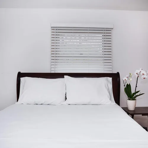 Vista 6 de Pacific Linens Fundas de almohada de mezcla de algodón blanco, calidad de hotel de 20 x 30 pulgadas, paquete de 2 fundas de almohada