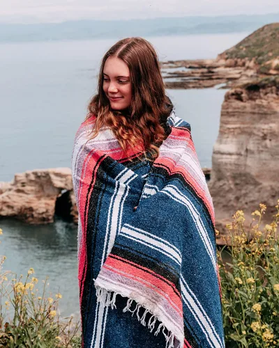 Vista 3 de Open Road Goods Manta de diamantes mexicanos – Manta de yoga pesada XL – Hecho a mano en México – Manta gruesa estilo serape bohemio estilo Saltillo
