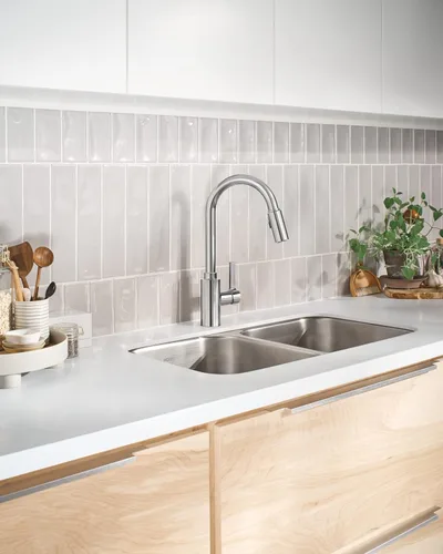 Vista 2 de Moen Genta LX - Grifo de cocina moderno cromado de una sola manija con rociador extraíble, cabezal de acoplamiento reflectante, grifo para fregadero
