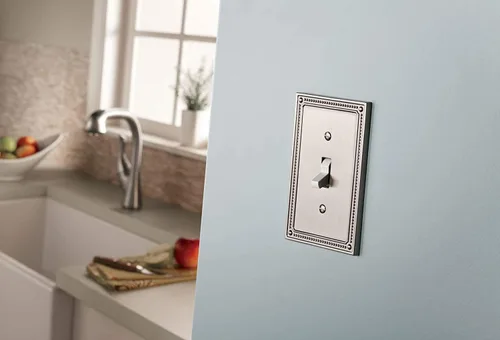 Vista 2 de Marco cobertor clásico de pared para interruptor de luz único con diseño de bolitas Franklin Brass, Plateado, W35065-SN-C