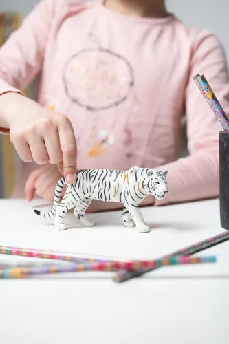 Vista 2 de Papo -Pintado a mano - Figura -Wild Animal Kingdom - Tigre blanco -50045 -Coleccionable - para niños - Adecuado para niños y niñas- a partir de 3