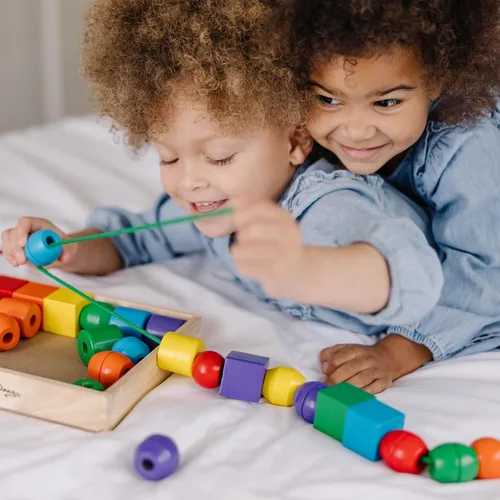 Vista 2 de Set de cuentas Melissa & Doug, con 30 cuentas y 2 cordones