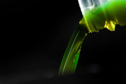 Vista 5 de Hot Shot's Secret Añadido de aceite para eliminar la fricción estática, 16 onzas Trata 8 cuartos de galón. Reduce el desgaste, restaura la energía