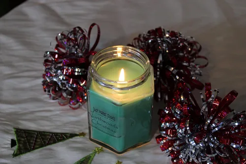 Vista 3 de Just Makes Scents - Vela de soja mezclada de Navidad Pino fresco de bálsamo invernal y arándano picante claro vertido a mano en los Estados