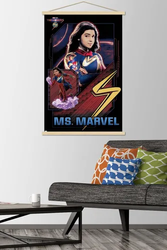 Vista 2 de Trends International Marvel The Marvels - Póster de pared de Ms. Marvel, 22.37 x 34.00 pulgadas, paquete de impresión premium y colgador de madera