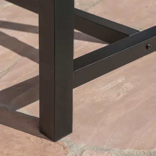 Vista 4 de Mesa de comedor de madera de chorro de arena gris claro al aire libre con metal rústico negro e