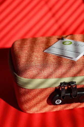Vista 5 de STASHLOGIX Bolsa de control de olores con cerradura de combinación Bolsa de almacenamiento sin olor: The Silverton Naranja