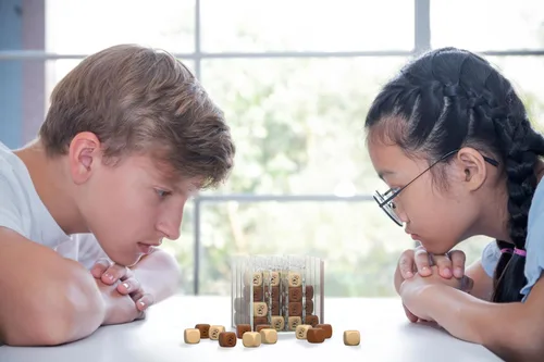 Vista 7 de Qubic4, un juego único de 4 en fila, juego de mesa de estrategia 3D para el pensamiento crítico. El juego de cuadrícula clásico en un elegante cubo