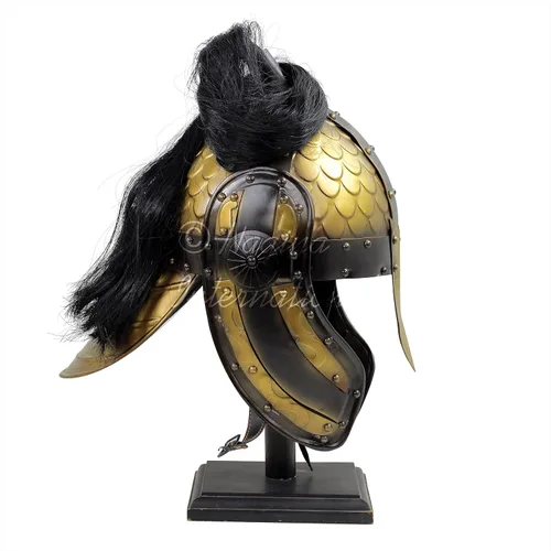 Vista 2 de Nagina International Casco nasal medieval Superficie de aletas en relieve con acabado negro antiguo y bronce y correas de barbilla, pelos negros