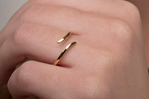 Vista 5 de Elegante joyero para mujer, anillo curvo abierto en oro macizo de 9k, 14k y 18k, anillo envolvente abierto minimalista, anillo convexo de oro sólido