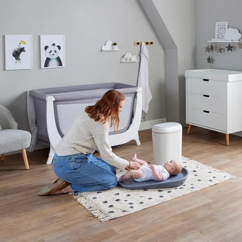 Vista 8 de Shnuggle Changing Essentials Bundle – Cambiador esponjoso de eucalipto + contenedor de pañales ecológico + mejores forros para bolsas – lavable