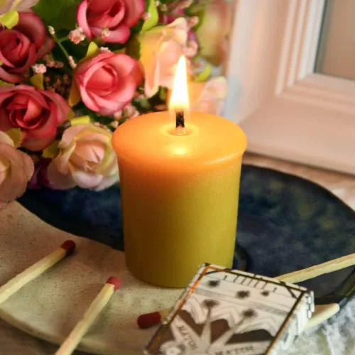 Vista 5 de Velas votivas de cera de abeja pura, paquete de 4 votivas naturales para decoración del hogar, habitación, fiesta, boda, spa, 12 horas de combustión