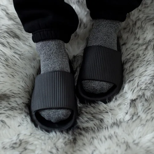 Vista 4 de Pillow Slides Pantuflas para mujer y hombre Sandalias antideslizantes para piscina Suelas gruesas Sandalias ergonómicamente diseñadas Uso