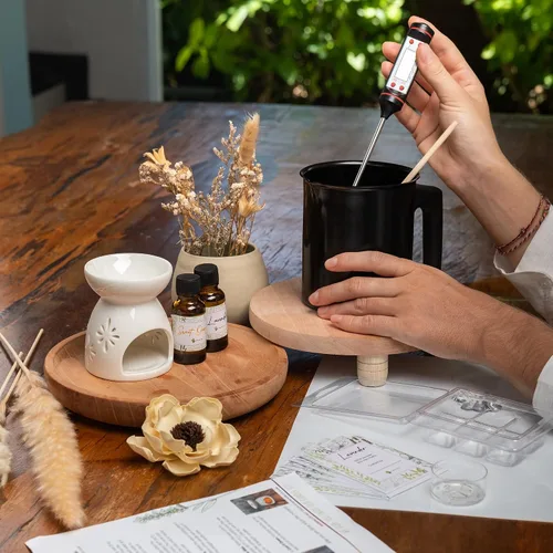 Vista 5 de YNATRY Kit de velas de soja todo en uno para principiantes, cera de soja natural, aceites aromáticos, mechas de algodón, chips de tinte