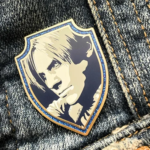 Vista 2 de Leon Kennedy - Pin del mal del residente del 25 aniversario