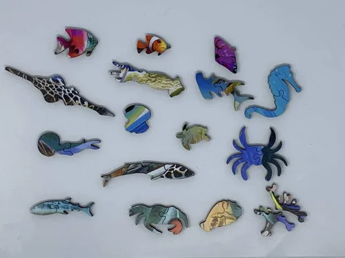 Vista 2 de Howard Robinson - Rompecabezas de madera - Turtle Beach - 475 piezas - Fabricado en Estados Unidos por Nautilus Puzzles