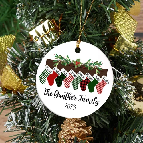 Vista 4 de Adorno de Navidad personalizado para familia, adorno de calcetín de Navidad, adorno familiar para nietos, adorno de Navidad familiar 2023