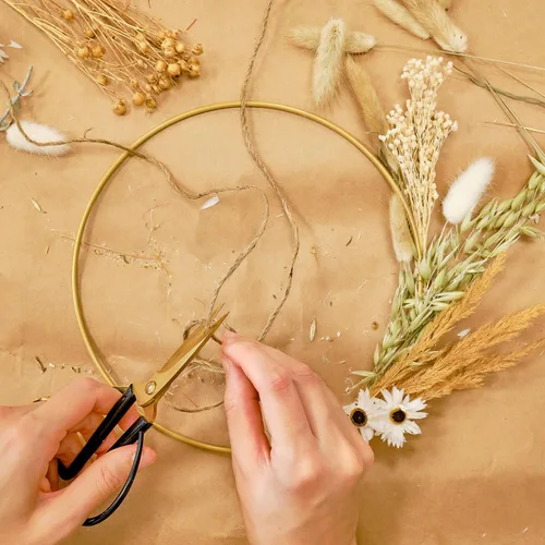 Vista 5 de BOUBONI 5 piezas de centro de mesa de aro floral de metal de 8 pulgadas con 5 soportes de madera para mesa de corona de metal soporte para centro