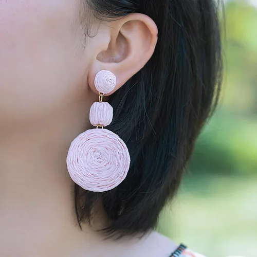 Vista 2 de Statement Raffia - Aretes redondos de bola colgantes de rafia, bonitos aretes bohemios hechos a mano para el verano para mujer