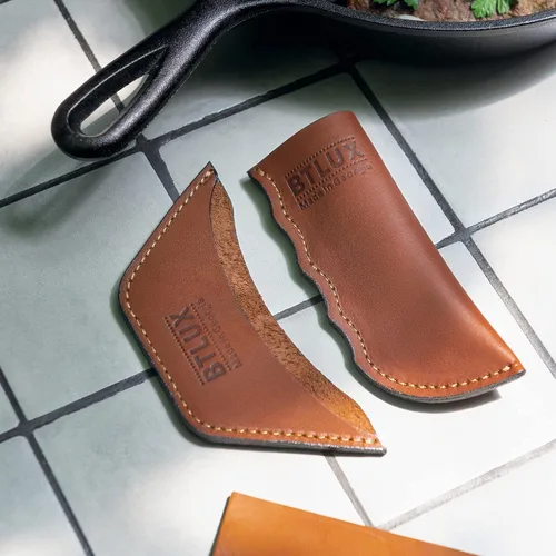 Vista 8 de Orgullosamente fabricado en Georgia con cuero de grano completo - Funda de mango de hierro fundido de cuero, juego de 2 - Funda de mango de hierro