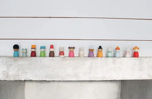 Vista 13 de Tender Leaf Toys - Bear Tales - Juego de muñecas complementarias de casa de muñecas de madera, figuras de 3 piezas de familia de osos para niños