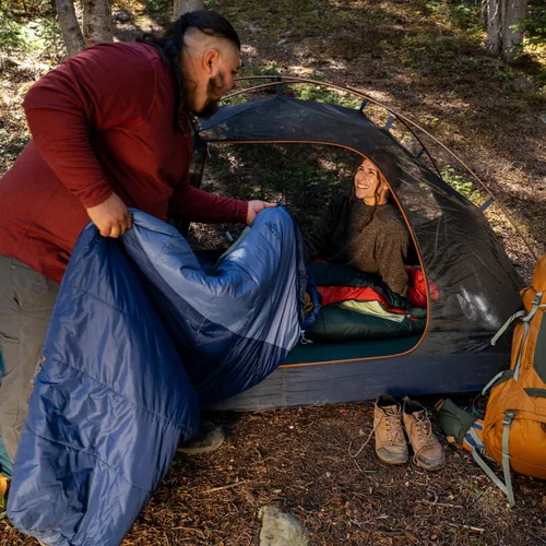 Vista 13 de Kelty Cosmic Relleno Sintético 20 Grados - Saco de Dormir para Mochileros – Correas de Compresión, Bolsa de Almacenamiento Incluida Azul oscuro