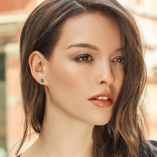 Vista 4 de Gem Stone King Aretes de oro blanco de 14 quilates con piedra natal Corte esmeralda de 0.394 x 0.315 in Aretes de oro para mujer