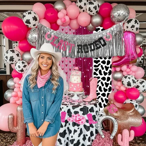 Vista 4 de Decoración de fiesta de despedida de soltera de vaquera con arco de globos de color rosa intenso y plateado, botas de disco con estampado de vaca