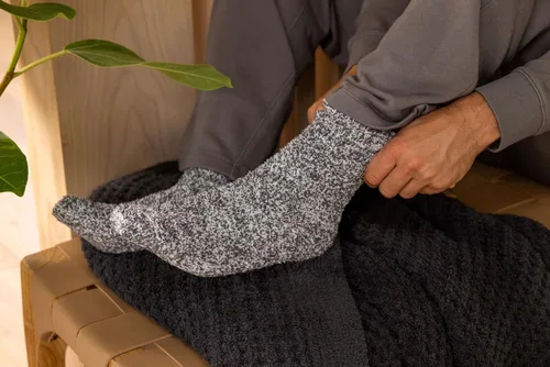 Vista 2 de Barefoot Dreams Calcetines jaspeados Cozychic para mujer gris carbón-blanco