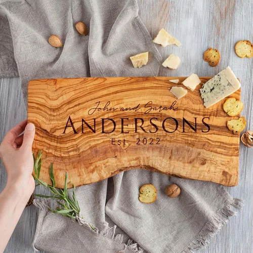 Vista 3 de Forest Decor Tabla de charcutería personalizada de madera de olivo, tablero de embutidos de borde vivo, tabla de queso rústico grabada, regalo