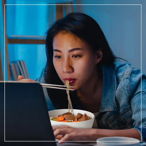 Vista 4 de Vi Huong - Fideos instantáneos Pho - Paquete de 12, cuencos de 2.47 onzas, variedad de pollo y carne de res, receta auténtica de sopa Pho, lista