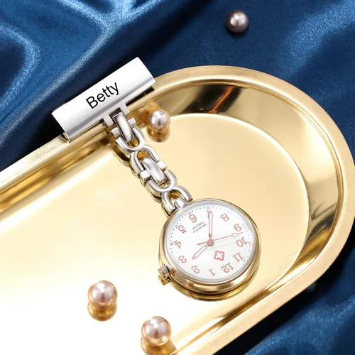 Vista 5 de Relojes de enfermera para enfermeras, médicos, relojes de enfermería personalizados, con nombre grabado, pin de solapa en el reloj de enfermería