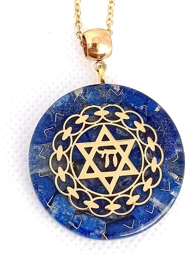 Vista 2 de Collar con colgante de energía de orgón con estrella de David Chai de acero dorado y auténticas piedras de lapislázuli. Fabricado en Estados Unidos