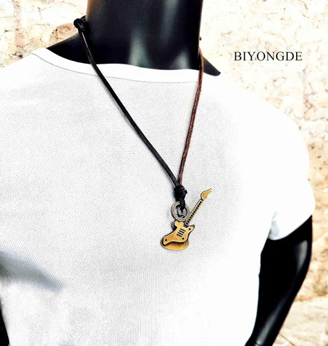 Vista 2 de BIYONGDE Hoja de plumas vintage, guitarra, dos círculos, collar con colgante de cruz de espada, cuero marrón ajustable, étnico