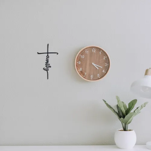 Vista 3 de Arte de pared de metal con cruz familiar - 10.5" X 18" - Negro