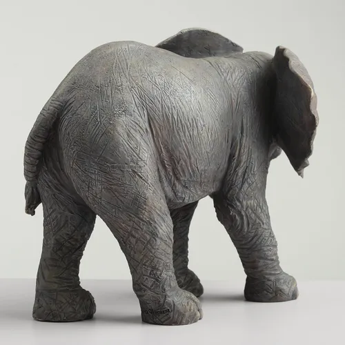 Vista 6 de Veronese Design Estatua decorativa de resina de tronco elevado de elefante bebé de 5 3/4 pulgadas