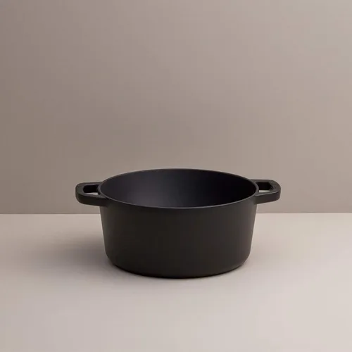 Vista 2 de Milo by Kana - Horno holandés de hierro fundido esmaltado de 3.5 cuartos con tapa, cacerola de primera calidad, revestimiento de esmalte por dentro