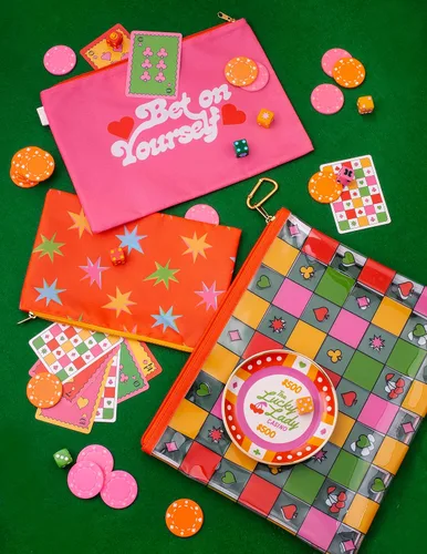 Vista 6 de ban.do Game On! Cartas de juego impermeables, baraja estándar de 52 cartas, cartas impermeables con estuche de almacenamiento