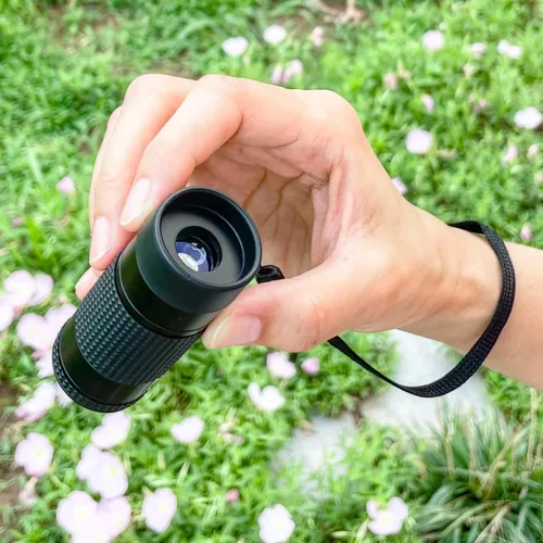 Vista 3 de Monocular de primer plano diseñado para usuarios de baja visión que tienen discapacidad visual. Monoculares de aumento de tamaño mini para visión a